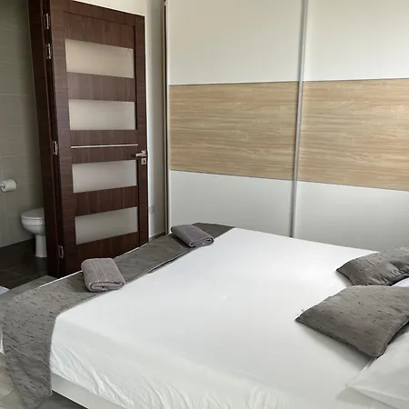 F5 1, Private Double With Private Bathroom And Balcony In Shared Flat *