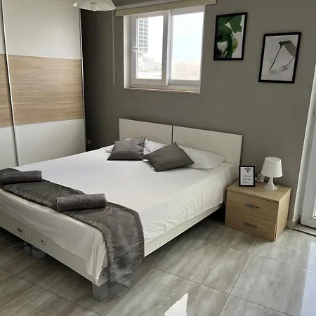 Δωμάτια σε οικογενειακή κατοικία F5 1, Private Double With Private Bathroom And Balcony In Shared Flat *
