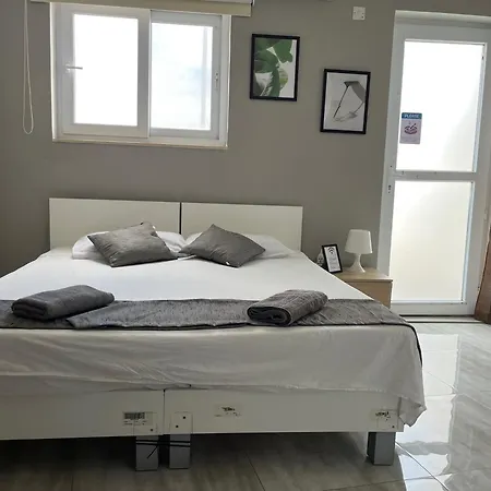 F5 1, Private Double With Private Bathroom And Balcony In Shared Flat Δωμάτια σε οικογενειακή κατοικία *