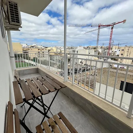Homestay F5 1, Private Double With Private Bathroom And Balcony In Shared Flat Msida