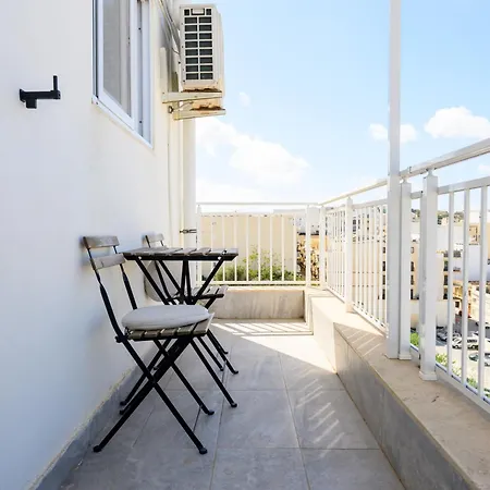 F5 1, Private Double With Private Bathroom And Balcony In Shared Flat * Msida