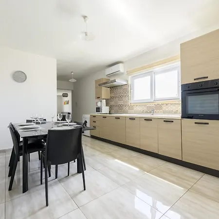 F5 1, Private Double With Private Bathroom And Balcony In Shared Flat * Msida