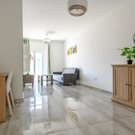 F5 1, Private Double With Private Bathroom And Balcony In Shared Flat Homestay *