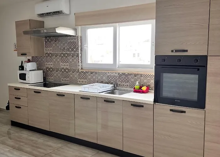 Homestay F5 1, Private Double With Private Bathroom And Balcony In Shared Flat *