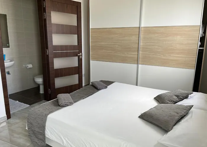 F5 1, Private Double With Private Bathroom And Balcony In Shared Flat *