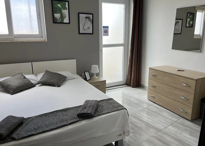 F5 1, Private Double With Private Bathroom And Balcony In Shared Flat