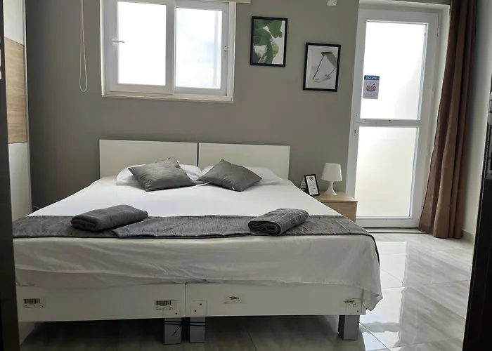 F5 1, Private Double With Private Bathroom And Balcony In Shared Flat Homestay *